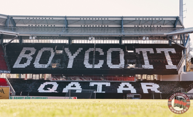 Symbolbild Symbolfoto Feature Impression - Choreografie der Clubfan / Clubfans / FCN-Fans / Fans in leeren Blöcken der Südkurve - Boycott Qatar - Boycott Qatar Katar 2022