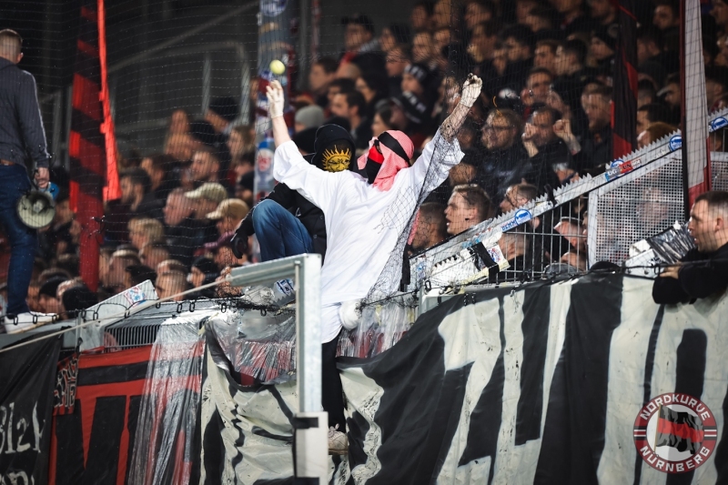 Symbolbild Symbolfoto Feature Impression - Clubfan / Clubfans / FCN-Fans / Fans mit Protest gegen die DFL Investoren - Fans protestieren - werfen Tennisbälle und Farbbeutel auf das Spielfeld