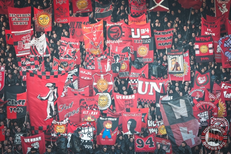Symbolbild Symbolfoto Feature Impression - Doppelhalter Fahnen der Clubfan / Clubfans / FCN-Fans / Fans