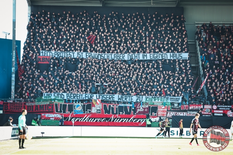 Spruchband / Transparent der Clubfan / Clubfans / FCN-Fans / Fans: 1. FCN: Protest ist erwünscht, aber nicht im eigenen Haus.... Wir sind bereit, für unsere Werte zu kämpfen!