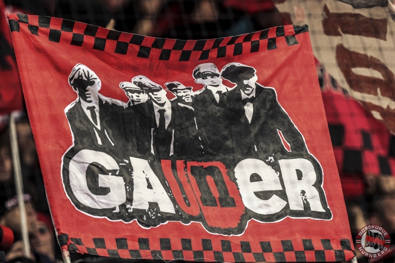 Symbolbild Symbolfoto Feature Impression - Fahne Doppelhalter der Clubfan / Clubfans / FCN-Fans / Fans - Gauner GaUNer