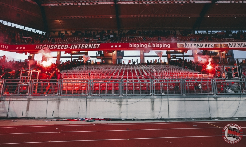 Zuschauer / Publikum / Fans / Ultras / Banda di Amici stürmen die Fanblöcke mit Pyrotechnik / Pyro / Bengalfackel / Bengalfackeln / Rauch