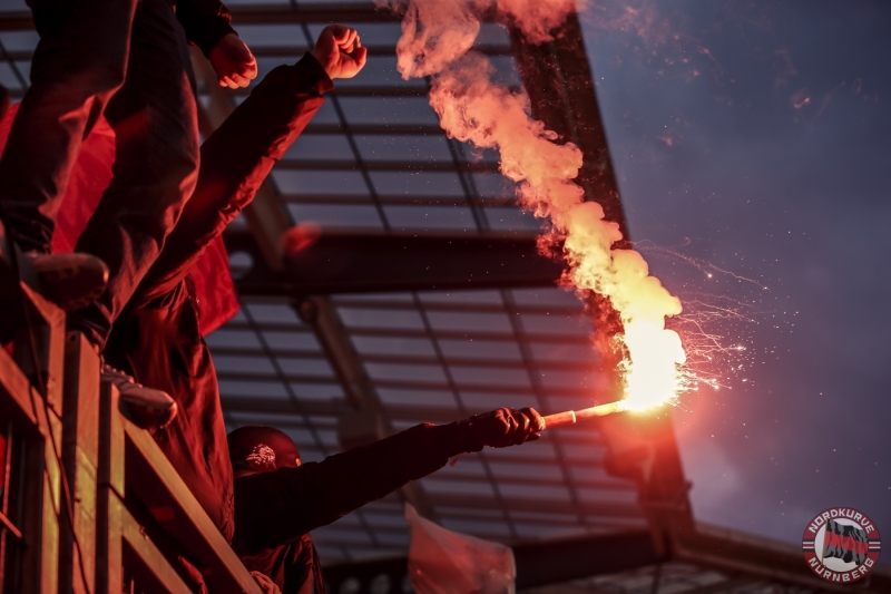 Zuschauer / Publikum / Fans / Ultras / Banda di Amici stürmen die Fanblöcke mit Pyrotechnik / Pyro / Bengalfackel / Bengalfackeln / Rauch