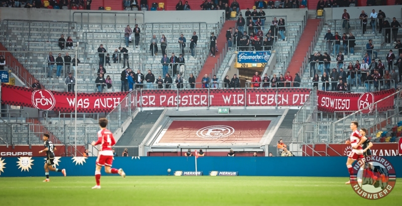 Clubfan / Clubfans / FCN-Fans / Fans mit Spruchband / Transparent: Was immer auch passiert, wir lieben dich sowieso!