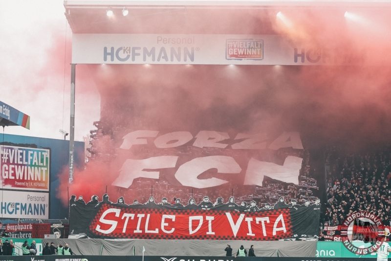 Choreografie der Clubfan / Clubfans / FCN-Fans / Fans vor Spielbeginn - Forza FCN - Stile die Vita