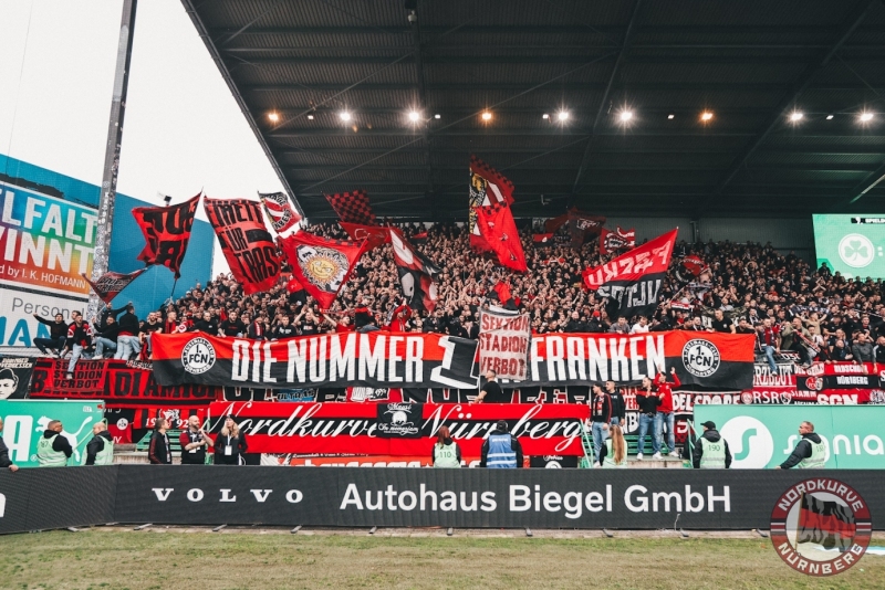 Clubfan / Clubfans / FCN-Fans / Fans im Gästeblock mit Zaunfahne - Die Nummer 1 in Franken!