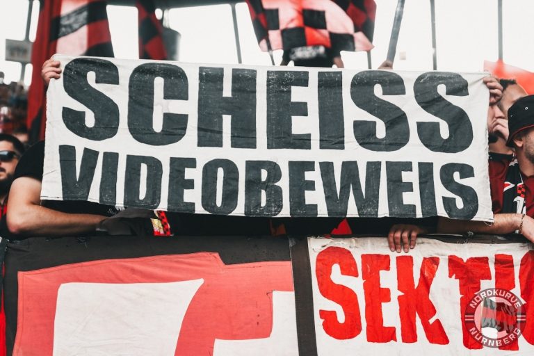 Der VAR raubt uns die Freude am Fußball 